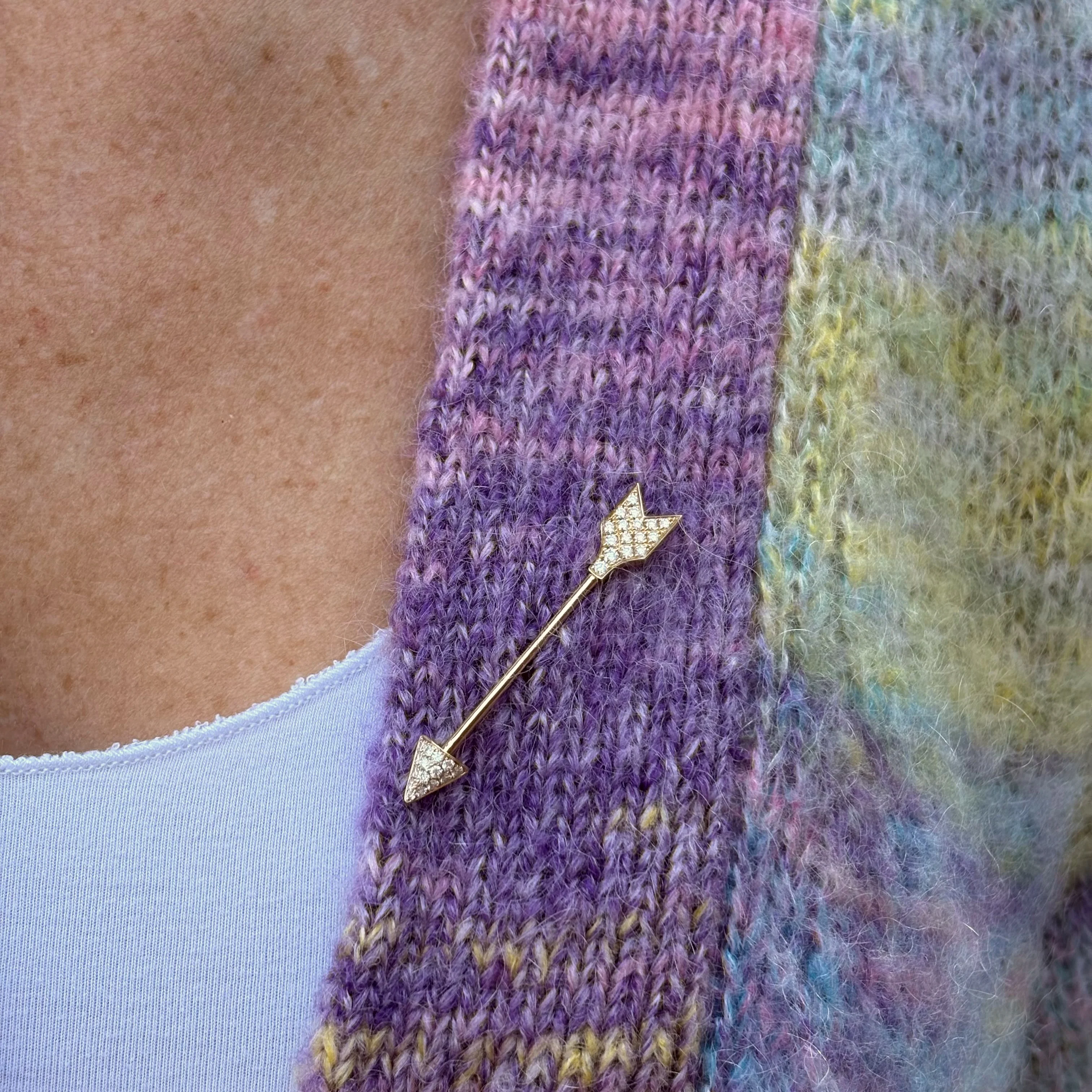 Kelly Pave Arrow Pin - Image 4